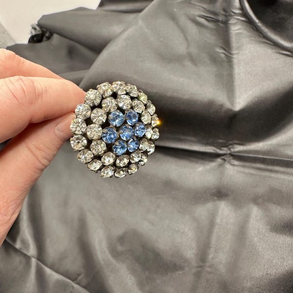 Alfinete de chapéu antigo, 28 cm de comprimento com strass azuis e transparentes brilhantes, cravejado com garras, diâmetro superior de 2,5 cm.