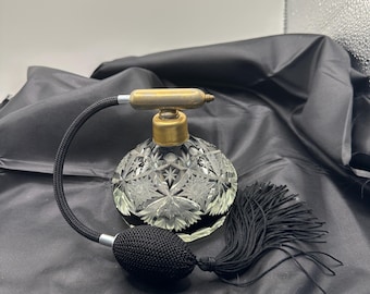 Atomizador de perfume de cristal tallado brillante, cristal negro y transparente, atomizador de latón, pesado, 11,4 cm de alto, 10,8 cm de ancho.