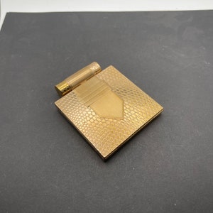 Dorothy Grey Gold Tone Compact, Powder Puff, Mirror, Lipstick, Snakeskin Pattern en la cubierta 3.5 por 2.75 pulgadas