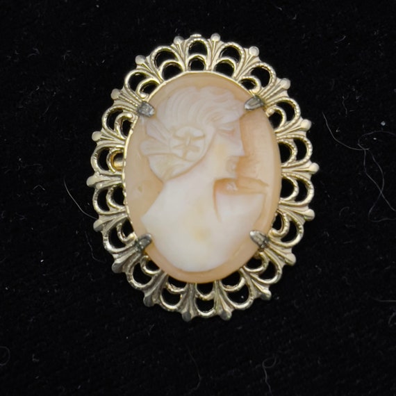 Coro Oval Shell Carved Cameo, Right Facing, Detail