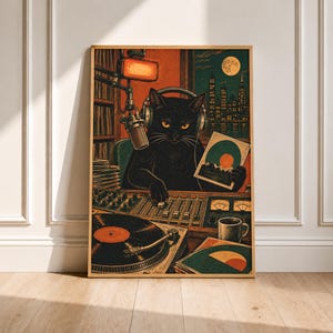 Könnte beinhalten: Ein vertikales Poster mit einer schwarzen Katze, die Kopfhörer in einem Tonstudio trägt. Die Katze bedient ein Mischpult mit Plattenspieler, Mikrofon und Schallplattenstapeln. Durch ein Fenster ist eine nächtliche Skyline zu sehen.