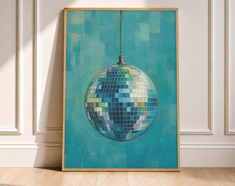 Può includere: Una stampa artistica da parete verticale incorniciata raffigurante una palla da discoteca sferica composta da piccole tessere a specchio quadrate nei toni del blu, verde acqua e bianco, sospesa da un filo sottile su uno sfondo verde acqua.