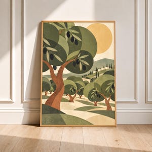 Op de afbeelding: Een ingelijste wandkunstprint met een olijfgaardlandschap met gestileerde groene bomen, donkerbruine stammen en zwarte olijven. De scène toont glooiende heuvels, een lichtgele zon aan de hemel en een verre groep gebouwen in zachte tinten.
