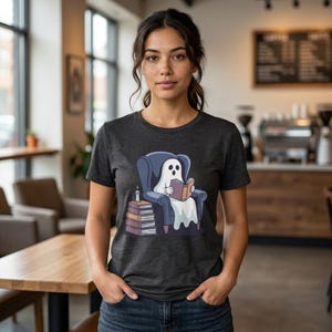 Leest geest T-shirt, geest met boek en kaars