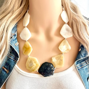Neutrale grote kralenketting, statement sieraden met één streng, zwart dik slabbetje, ketting bruidsmeisje, zwarte crèmekleurige sieraden met kralen