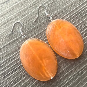 Orange ovala droppörhängen, guld- eller silvergeometriska örhängen, piercade dingelhängande örhängen, uttalandeörhängen, brudtärneörhängen, bröllopspresent