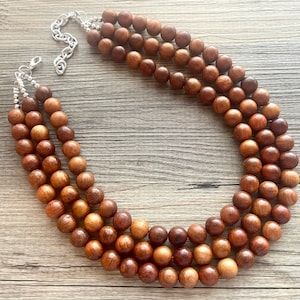 3 strengen ketting met houten kralen, bruine sieraden dikke statement ketting, grote kralen ketting sieraden, natuurlijke gladde houten oorbellen