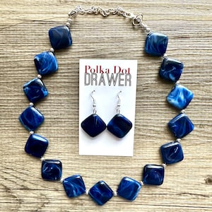 Marineblauwe statement ketting en oorbellen set, blauwe sieraden, zilveren marine dikke dikke ketting met slabbetje, donkerblauwe ketting geometrische ruitvorm kraal