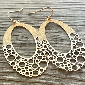 Boucles d&#39;oreilles en filigrane bulles, goutte d&#39;or martelé Bijoux en filigrane en métal, boucles d&#39;oreilles en dentelle découpée bijoux métalliques, goutte pendante géométrique en métal
