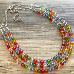 Collana con perline arcobaleno color gioiello, collana con dichiarazione massiccia di gioielli colorati, perline in resina rosa blu viola verde trasparente arancione