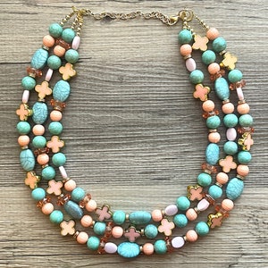 Bailey’s Chunky Statement Halskette, großer Perlenschmuck, dreireihiger Statement-Koralle, Pfirsich, Aqua, Türkis, Rosa, blau