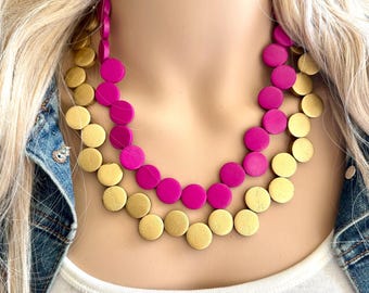 Collar llamativo en magenta y dorado, colores otoñales. Collar dorado en zigzag de 2 hebras, estilo vintage de madera maciza con formas geométricas pintadas de rosa oscuro.
