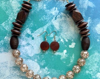 Ketting en oorbellen pure chocolade, diepbruine kralenketting, enkelstrengs slabbetje, bruine harsstatement gelaagdheid sieraden koffie