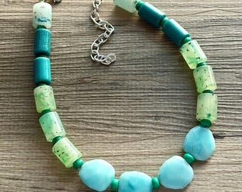 Collar llamativo Rivers & Greens, collar de una sola hebra, collar verde azulado, joyería de capas terrosas neutras para vacaciones