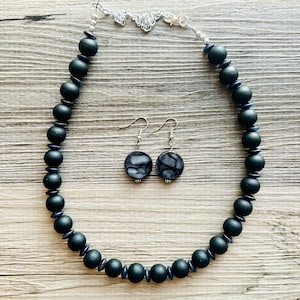 Zwarte houten ketting, enkelstrengs sieraden, stevige statementketting met bolkralen, zwarte ketting, zwarte oorbellen van hars tie-dye glas