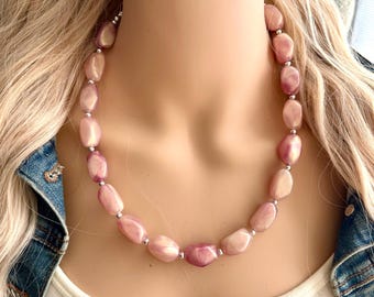 Collar llamativo de cuentas de una sola hebra con un toque de púrpura, collar de cuentas púrpura con infusión de brillo, capas de joyería de verano blancas