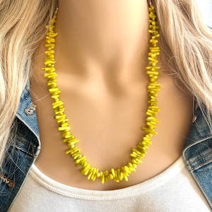 Collana con ciondolo color giallo-verde Chartreuse, bigiotteria con perline grosse, bigiotteria estiva, filo singolo di perline in acrilico color limone e lime.