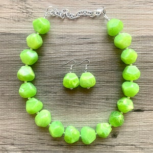Große Halskette Lime Halskette, Einzelstrang Statement Schmuck, hellgrün Chunky Lätzchen Brautjungfer Alltagsschmuck immergrün