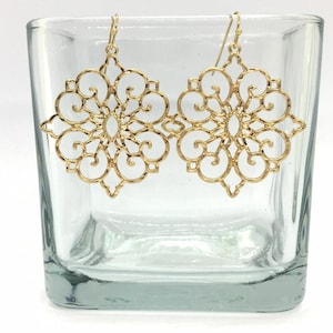 Boucles d&#39;oreilles en filigrane brillant, boucles d&#39;oreilles en filigrane en métal en forme de goutte d&#39;or, bijoux en filigrane, boucles d&#39;oreilles en dentelle découpée bijoux en or métallique, géométrique en métal