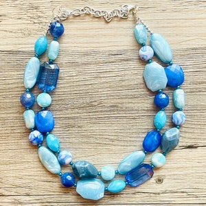Gemalte BlueSky halsnahe Statement-Halskette, Halsband Perlenschmuck, Halsband türkis aqua teal, Perlenschmuck blau floral
