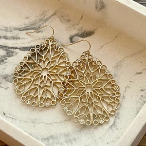 Boucles d&#39;oreilles en filigrane mat, boucles d&#39;oreilles en filigrane en métal doré, bijoux en filigrane, boucles d&#39;oreilles en dentelle découpée bijoux en or métallique, géométrique en métal