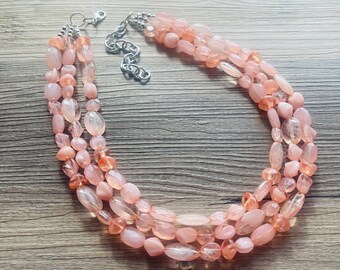 Pfirsich rosa klobige Statement Halskette, 3-Strang Perlenkette, rosa Hochzeit Halsschmuck, chunky Lätzchen OOAK