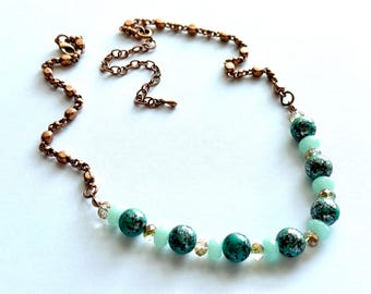 Collar llamativo delgado en oro rosa, pátina verde y oro menta con cadena adornada, collar en capas con cuentas en oferta vintage