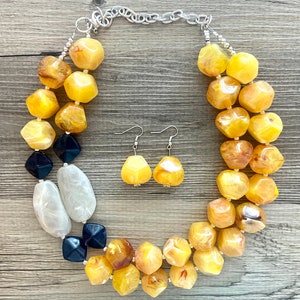 Collana con ciondolo spesso in color giallo calendula e blu navy crema, collana bavaglino con grandi perline, damigella d&#39;onore gialla per matrimonio