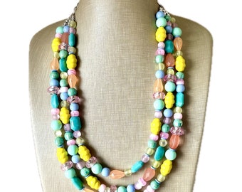 Collar arcoíris multicolor de Piccadilly Circus, collar llamativo de estilo pastel, joyería de verano alegre y brillante, con grandes cuentas geométricas en menta.