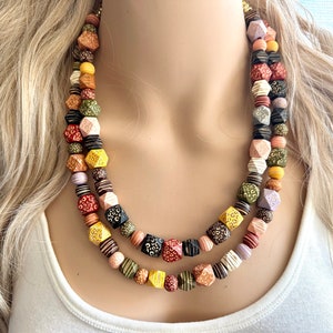 Collier décoratif texturé double brin arc-en-ciel, gros bijoux volumineux en perles, rayures géométriques en bois de guépard en bois