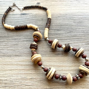 Enkele streng kralenketting, vintage bruine sieraden dikke statement ketting, grote kralenketting geelbruin, geometrisch enkele streng hout