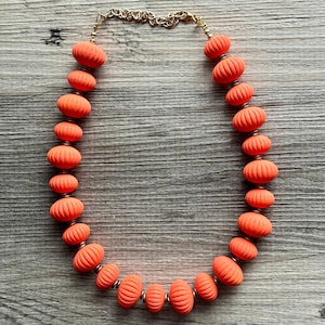 Orange Chunky Statement Halskette, Lätzchen Perlen Schmuck, Creamsicle Color Block Halskette, hell oranger Kautschuk und Gold