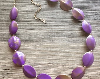 Collier décoratif en or peint violet, collier en argent violet, gros collier plastron simple brin, bijoux aubergines à facettes, perles dorées
