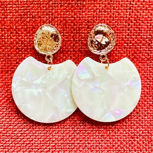 Boucles d&#39;oreilles en or hologramme, boucles d&#39;oreilles en filigrane en métal doré, bijoux arc-en-ciel crème, perles découpées en or métallique, géométrique en métal