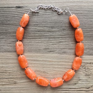 Orange Clementine Einzelstrang große Perlen Statement Halskette, orange Schmuck, orange perlenkette, orange Brautjungfer Halskette Schmuck