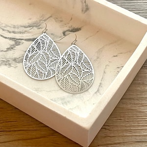 Shiny Silver Monstera Leaf Filigree Earrings drop Metal Filigree Earrings, filigree jewelry, metallic jewelry cutout lace metal geometric