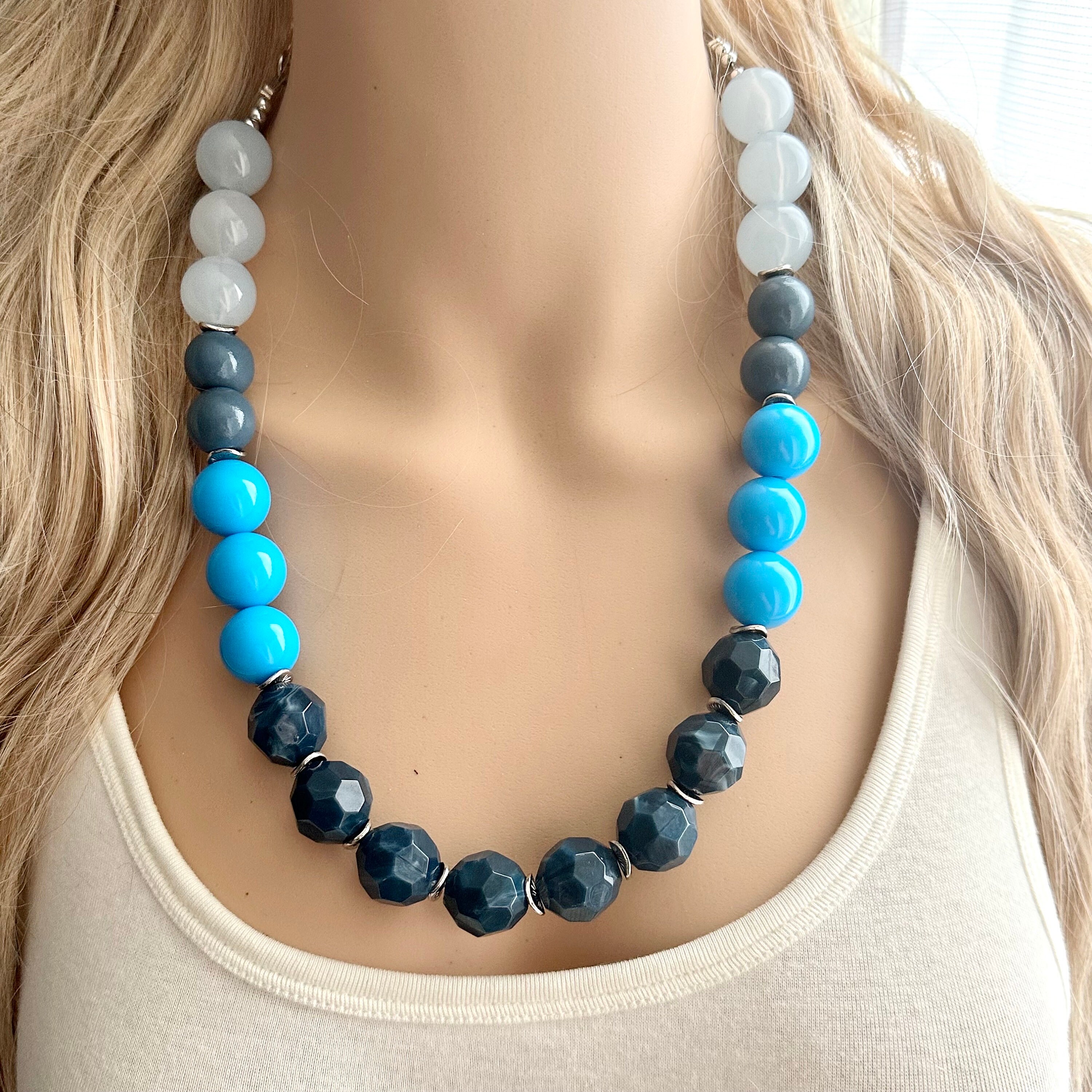 Collana vintage da donna con perline grandi in legno color argento a forma di noce, annodata su nastro di organza, in stile boho. Regalo per lei. - Italia