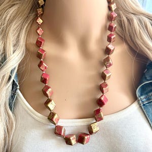 Collar largo rosa y dorado, joyería geométrica llamativa, collar llamativo de resina con cuentas, cuentas cuadradas pintadas de rosa oscuro.