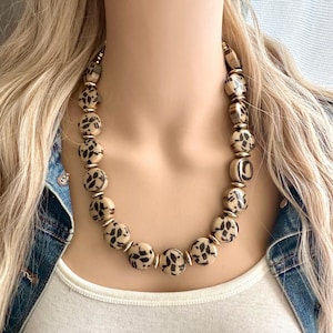 Collier tendance chunky à imprimé animal, collier de perles marron, bijoux en perles de guépard beige caramel, imprimé léopard métallique doré