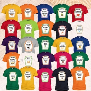 Könnte beinhalten: Eine Sammlung von fünfundzwanzig kurzärmeligen T-Shirts in verschiedenen Farben, die jeweils mit einem Etikett für Gewürzflaschen bedruckt sind, mit Texten wie Tangy Yellow Mustard, Sweet Chili Sauce, Spicy Barbeque Sauce und Creamy Alfredo Sauce.