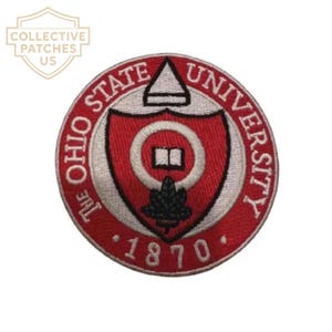 Peut inclure: Un écusson brodé circulaire présentant le sceau rouge et blanc de The Ohio State University. Le motif comprend un bouclier central avec un livre ouvert, une feuille de marronnier et le texte THE OHIO STATE UNIVERSITY 1870 en lettres blanches.