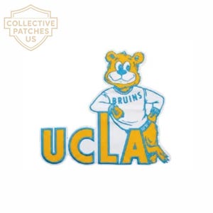 Könnte beinhalten: Ein Stoffaufnäher mit einem gelben Bärenmaskottchen, das einen weißen Pullover mit dem in Blau gedruckten Wort BRUINS trägt. Der Bär lehnt sich an große, fettgedruckte gelbe Buchstaben, die UCLA bilden und blau umrandet sind.