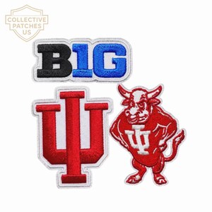 Könnte beinhalten: Drei gestickte Aufnäher mit einem schwarz-blauen B1G-Logo, einem roten Indiana University IU-Trident-Logo und einem rot-weißen Stier-Maskottchen, das ein T-Shirt mit dem IU-Logo trägt, alle mit weißen Rändern auf einem weißen Hintergrund.