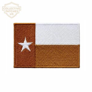 Peut inclure: Un écusson rectangulaire brodé représentant le drapeau de l'État du Texas. Il présente une bande verticale marron à gauche avec une étoile blanche, ainsi que des bandes horizontales blanche et marron à droite. Le texte Collective Patches US est visible.