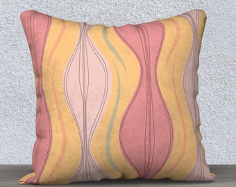 Puede incluir: Cojín decorativo cuadrado con un diseño retro. Presenta un patrón repetitivo de líneas onduladas verticales en tonos rosa, amarillo y verde pálido, con finos contornos negros. El cojín está colocado sobre una superficie de madera.