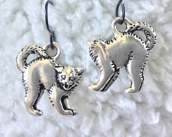 Antique Silver Cat Earrings Hissing Autumn Halloween Enameled Gray Charm Drop Wire Hook Titanium Trick or Treat Costume Cosplay Jewelry gift