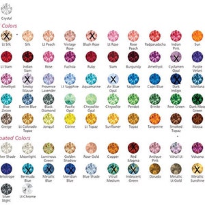 Puede incluir: Tabla de colores de cristal con nombres para cada color. Los colores est&aacute;ndar incluyen &oacute;palo blanco, seda clara, sik, melocot&oacute;n claro, rosa vintage, rosa rubor, rosa claro, melocot&oacute;n rosa, padparadscha, rosa indio, sol, &oacute;palo de fuego, jacinto, siam claro, siam indio, rosa, fucsia, rub&iacute;, siam, burdeos, amatista, &oacute;palo ciclamen, terciopelo morado, azul cobalto, tanzanita, amatista clara, malva ahumado, lavanda provenzal, zafiro claro, aguamarina, &oacute;palo azul cielo, zafiro, azul capri, &iacute;ndigo oscuro, montana, &oacute;palo azul caribe&ntilde;o, turquesa claro, circ&oacute;n azul, azul vaquero, diamante negro, &oacute;palo pac&iacute;fico, &oacute;palo crisolita, peridoto, eninite, verde helecho, verde musgo oscuro, esmeralda, olivino, gris beige, topazio colorado claro, jonquil, citrino, topazio claro, girasol, topazio, mandarina, topazio ahumado, moca, jet. Los colores recubiertos de cristal incluyen cristal ab, sombra plateada, luz de luna, verde luminoso, sombra dorada, oro rosa, cobre, magma rojo, rosa antiguo, vitrail lt, volc&aacute;n, sombra lila, brillo del para&iacute;so, heliotropo, azul de las Bermudas, azul met&aacute;lico, azul meridiano, tono azul, vitrail medio, verde iridiscente, dorado, oro claro met&aacute;lico, sol met&aacute;lico, aurum, tono bronce, noche plateada, cromo claro.