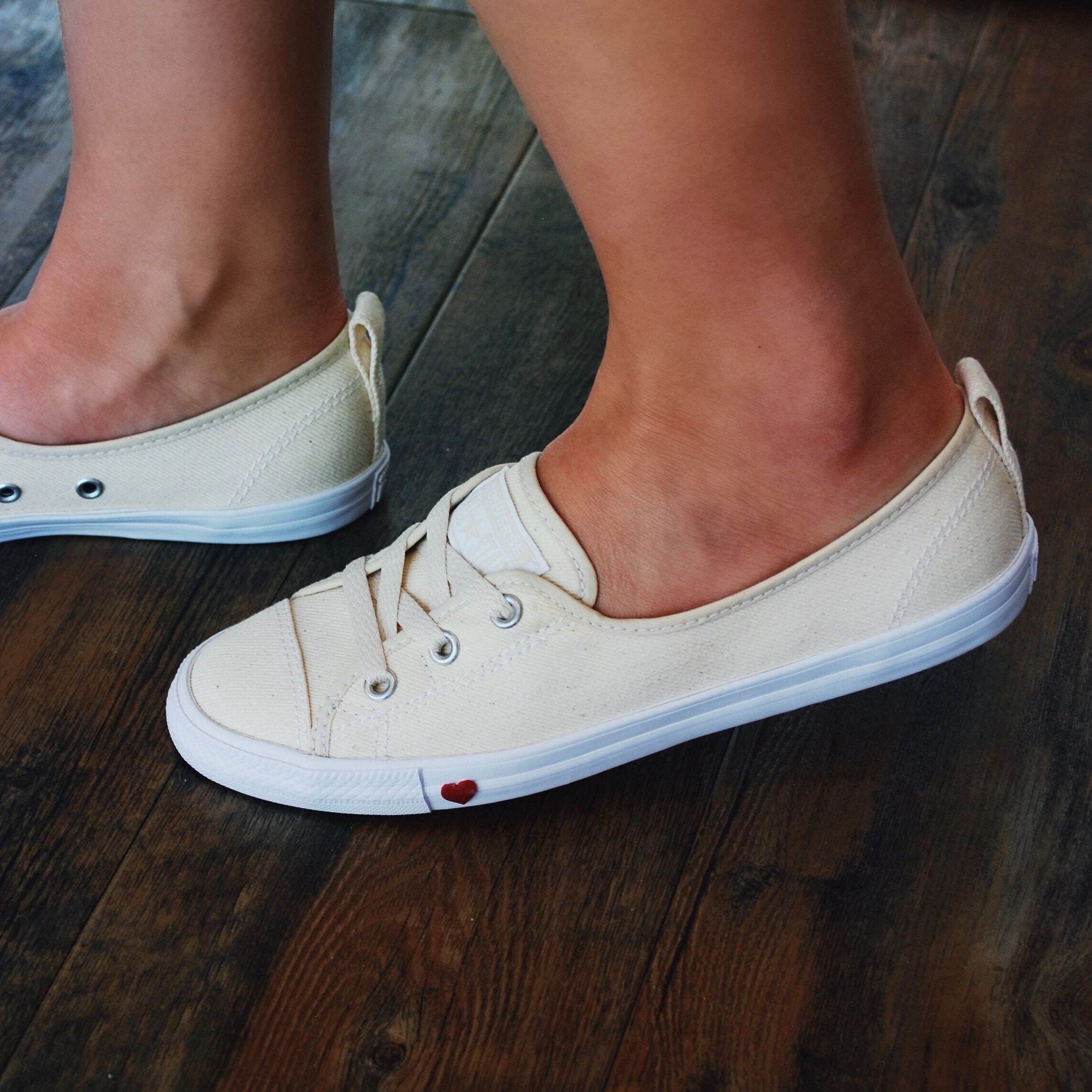 white love heart converse
