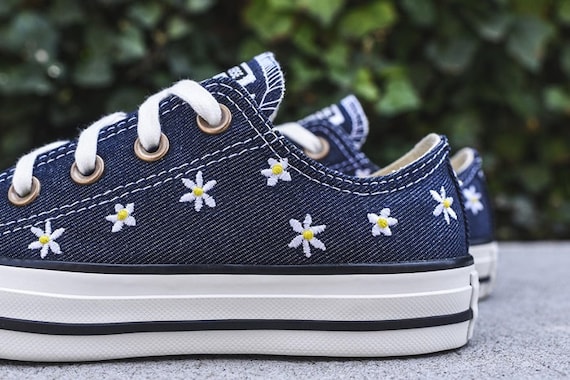 converse navy daisy