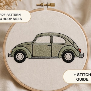 Puede incluir: Un bastidor de bordado con un diseño de coche verde claro sobre tela blanca. El texto dice PDF PATTERN +4 HOOP SIZES y + STITCH GUIDE. El coche se muestra de perfil con ruedas negras, una pequeña luz trasera roja y un parachoques plateado.